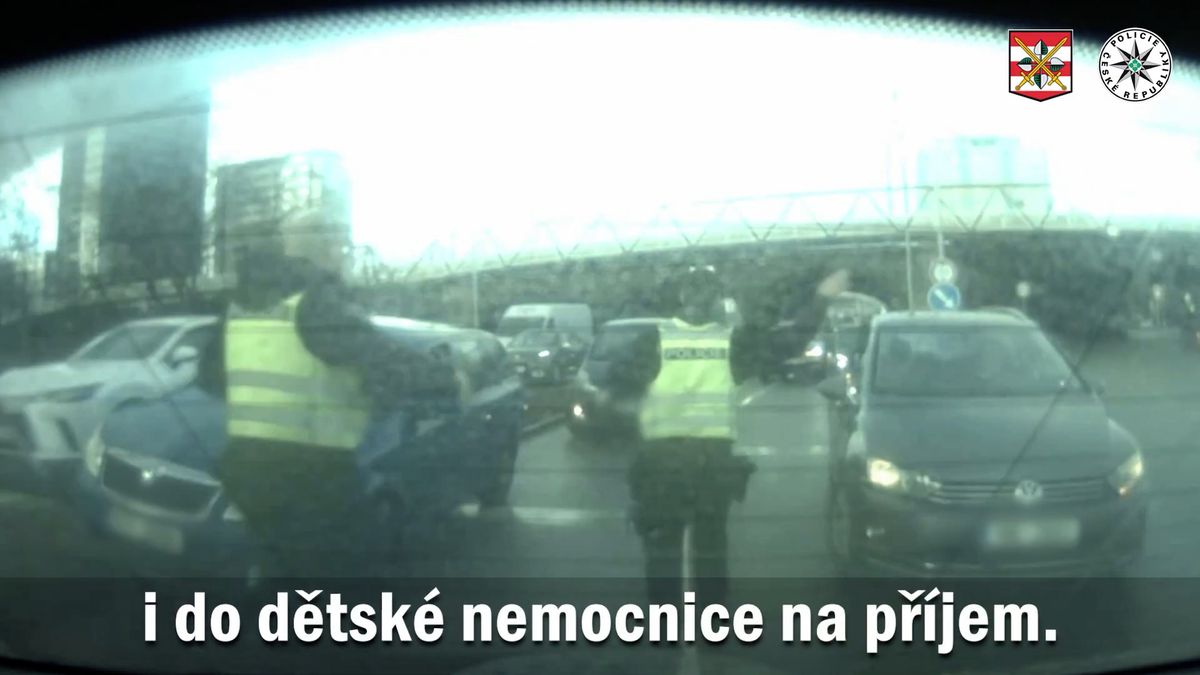 Dítě spolklo sklo, volala zoufalá maminka z kolony na D1. Policisté ji zařídili průjezd s majáky
